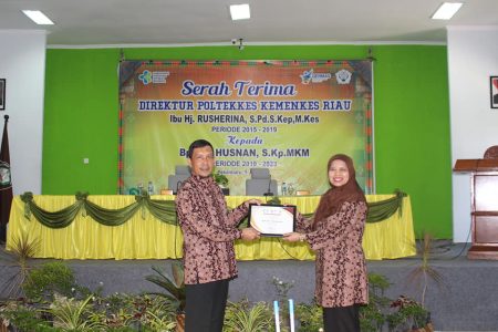 SERAH TERIMA DIREKTUR POLTEKKES KEMENKES RIAU
