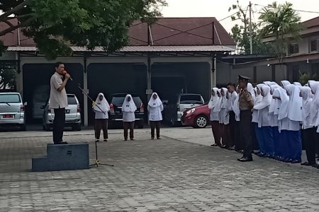 Pelaksanaan Upacara Bendera Hari Senin
