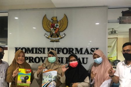PENYERAHAN LAPORAN KEGIATAN INFORMASI PUBLIK SELAMA TAHUN 2021