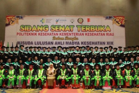 Poltekkes Kemenkes Riau  Wisuda 293 Lulusan Ahli Madya Kesehatan dan Sarjana Terapan Tahun Akademik 2021/2022