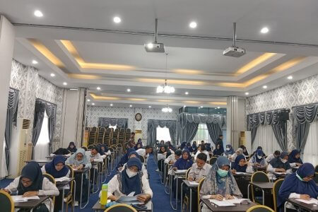 UNIT PENGEMBANGAN BAHASA POLTEKKES KEMENKES RIAU SELENGGARAKAN TOEFL PREDICTION BAGI SELURUH TENAGA KEPENDIDIKAN
