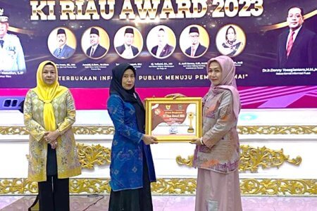Kembali Juarai KI Award Pada Kategori Perguruan Tinggi di Tahun 2023, Poltekkes Kemenkes Riau berhasil Pertahankan Juara 5 Tahun Berturut-Turut