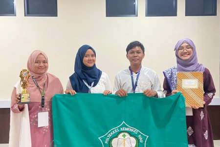 Delegasi dari  Poltekkes Kemenkes Riau Jurusan Gizi Atas Nama Aghnia Syakiira (2A Gizi) dan Aisyah Tiara Yandi (2B Gizi) meraih juara 3
